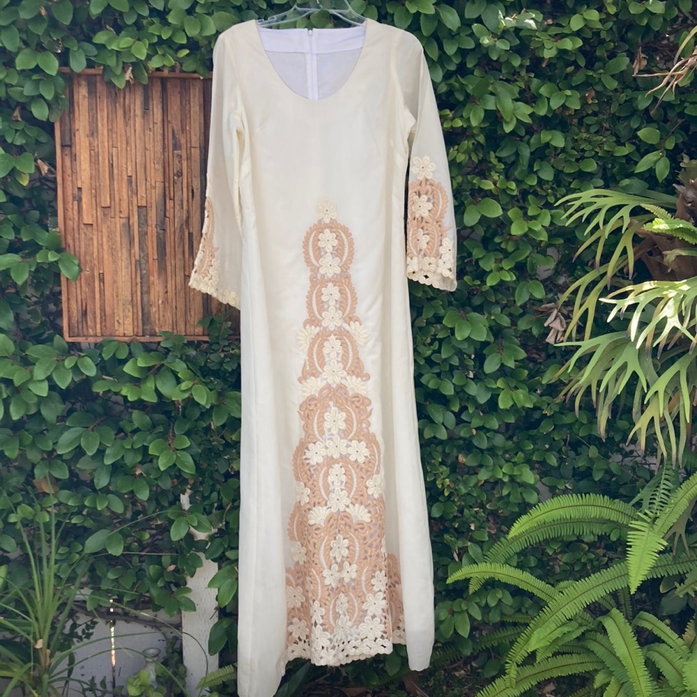 GORGEOUS embroidered vintage wedding dress. Boho, Mexican, incredible.